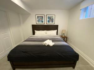 Giường trong phòng chung tại Yorkmills and Bayview !A Spacious and Modern Private Bdr with Shared Bathroom