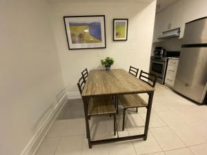 Nhà bếp/bếp nhỏ tại Yorkmills and Bayview !A Spacious and Modern Private Bdr with Shared Bathroom