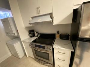 Nhà bếp/bếp nhỏ tại Yorkmills and Bayview !A Spacious and Modern Private Bdr with Shared Bathroom