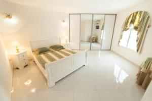 Letto o letti in una camera di Villa Millésime