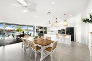 une cuisine et une salle à manger avec une table et des chaises dans l'établissement Executive Waterfront Home, à Mooloolaba