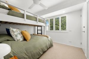 une chambre avec un lit superposé et une fenêtre dans l'établissement Executive Waterfront Home, à Mooloolaba 22 autres photos