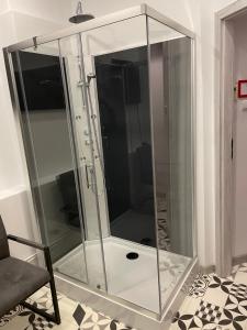 szklana kabina prysznicowa w pokoju z krzesłem w obiekcie FlyFly Hostel , darmowy parking , rezerwuj przez urządzenia mobilne -10 procent we Wrocławiu +37 zdjęć