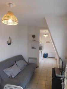 salon z kanapą i kuchnią w obiekcie Superbe Studio au Crotoy accès direct plage w mieście Le Crotoy