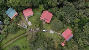 una vista aérea de tres casas en un bosque en Las Marias Mountain View Cottages, en Monteverde