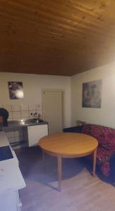 een woonkamer met een tafel en een keuken bij Siegen Achenbach 4 in Siegen