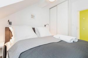 - une chambre avec un lit et 2 serviettes dans l'établissement OnHoliday Apartamenty ulica Poleska, à Kołobrzeg