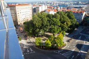 une vue aérienne sur une ville arborée et bâtie dans l'établissement Plaza de España View with Terrace, à La Corogne