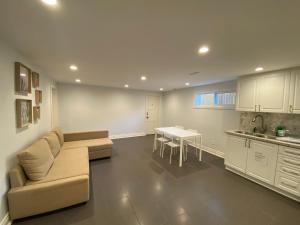 Posezení v ubytování Yonge and Finch Subway !R Spacious & Stylish Prvt Bdr with Shared Bathroom