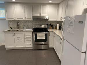 Kuchyň nebo kuchyňský kout v ubytování Yonge and Finch Subway !R Spacious & Stylish Prvt Bdr with Shared Bathroom