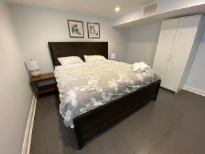 Postel nebo postele na pokoji v ubytování Yonge and Finch Subway !R Spacious & Stylish Prvt Bdr with Shared Bathroom