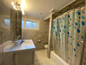 Koupelna v ubytování Yonge and Finch Subway !R Spacious & Stylish Prvt Bdr with Shared Bathroom