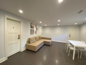 Posezení v ubytování Yonge and Finch Subway !R Spacious & Stylish Prvt Bdr with Shared Bathroom