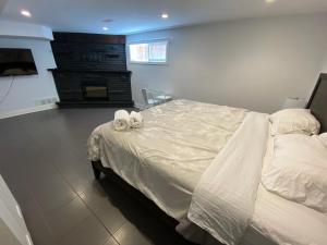 Postel nebo postele na pokoji v ubytování Yonge and Finch Subway !R Spacious & Stylish Prvt Bdr with Shared Bathroom