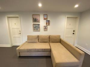 Posezení v ubytování Yonge and Finch Subway !R Spacious & Stylish Prvt Bdr with Shared Bathroom