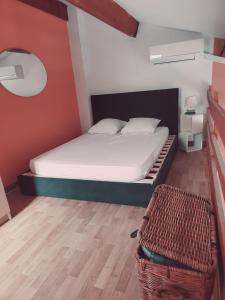 - une chambre avec un grand lit et un panier dans l'établissement Villa 6p climatisée proche mer piscine equipements nautique, au Barcarès