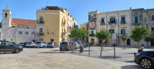 eine Stadtstraße mit Autos auf einem Parkplatz in der Unterkunft Come nelle favole home in Bari