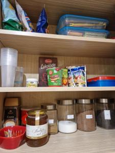 Kuchyňa alebo kuchynka v ubytovaní Apartmán v Starej Lesnej s balkónom