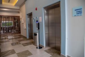 Holiday Inn Express & Suites - Tijuana Otay, an IHG Hotel في تيخوانا: ممر فيه مصعد في مبنى