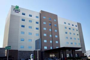 un bâtiment d'hôtel avec un panneau à l'avant dans l'établissement Holiday Inn Express & Suites - Tijuana Otay, an IHG Hotel, à Tijuana