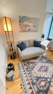 een woonkamer met een bank en een tapijt bij Sol Garden in Porto