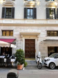 a motorcycle parked in front of a building at Aurora House - Appartamento accogliente a Barberini in Rome