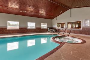 Bazén v ubytování Quality Inn Redgranite nebo v jeho okolí