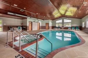 a swimming pool in a building with a pool at Quality Inn in Redgranite