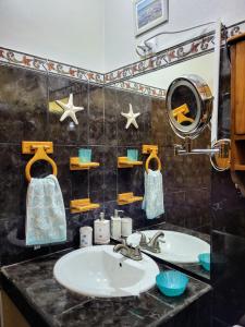 uma casa de banho com um lavatório e um espelho em Villas Playa Palo Seco em Parrita