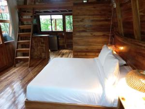 a bedroom in a tiny house with a bed at ECO HOTEL RIO DE ORO in San Rafael