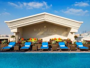 La pileta dentro o cerca de Warwick Doha