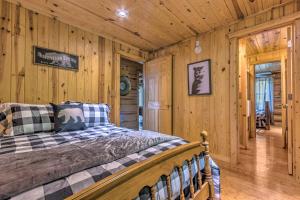 um quarto com uma cama num quarto com paredes de madeira em Lake Hamilton Hideaway with Private Dock and Slip em Royal