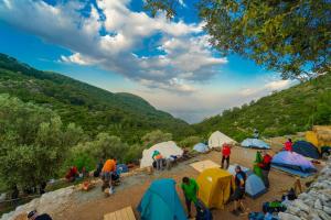Φυσικό τοπίο κοντά σε οργανωμένο κάμπινγκ