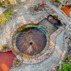 una vista aérea de un estanque en un jardín en Pousada Kabana de Pedra en Ibicoara