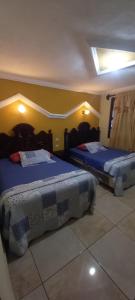 Ένα ή περισσότερα κρεβάτια σε δωμάτιο στο Hotel Tinamit