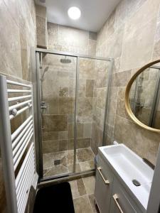 een badkamer met een douche en een wastafel bij Un cocon en plein coeur de Marseille in Marseille