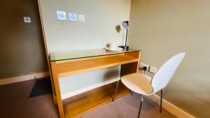 a desk and a chair in a room at Big Private Room with Ensuite Bathroom in Town Center in Ipswich