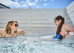 twee meisjes in het water in een bubbelbad bij Lyons Manor House in Maryport