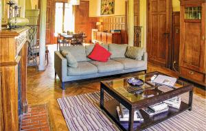 ein Wohnzimmer mit einer Couch und einem Couchtisch in der Unterkunft Amazing Home In Terrasson-Lavilledieu in Terrasson