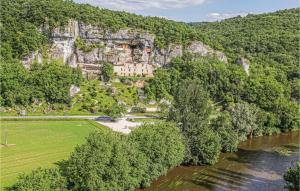 una vista aérea de una casa en una montaña rocosa en Beautiful Home In Terrasson-lavilledieu With Wifi, en Terrasson-Lavilledieu