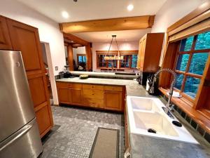 Gallery image of Ski In/Ski Out Luxury Home w/ jacuz/ fireplace in Whistler +10 photos