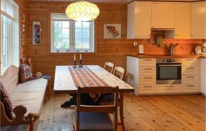 Η κουζίνα ή μικρή κουζίνα στο Stunning Home In Sjusjøen With Sauna