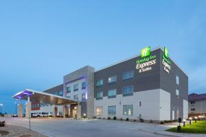 een weergave van de voorkant van de Hampton Inn Suites Buffalooogle bij Holiday Inn Express & Suites - Firestone - Longmont by IHG in Longmont