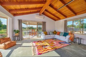 ein Wohnzimmer mit einem Sofa und einem Teppich in der Unterkunft A kids dream & paradise for parents in Ocean Shores