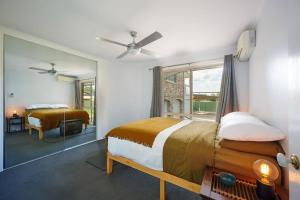 A kids dream & paradise for parents في أوشن شورز: غرفة نوم بها سريرين ونافذة كبيرة +25 صورة