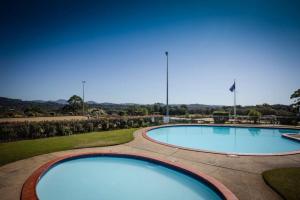 due grandi piscine in un parco alberato di A kids dream & paradise for parents a Ocean Shores