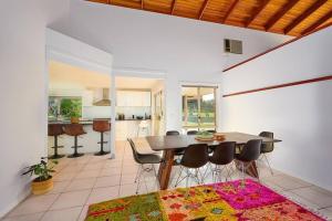 A kids dream & paradise for parents في أوشن شورز: مطبخ وغرفة طعام مع طاولة وكراسي