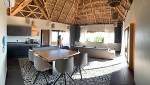 cocina y comedor con mesa de madera y sillas en Casa Tilmacalli Hotel Boutique, en Pérula