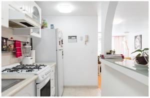 cocina con electrodomésticos blancos y nevera blanca en Ny Napoles Condos WTC, en Ciudad de México