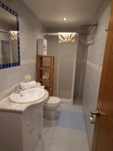シエラネバダにあるEdificio Ginebraのバスルーム(洗面台、トイレ付)